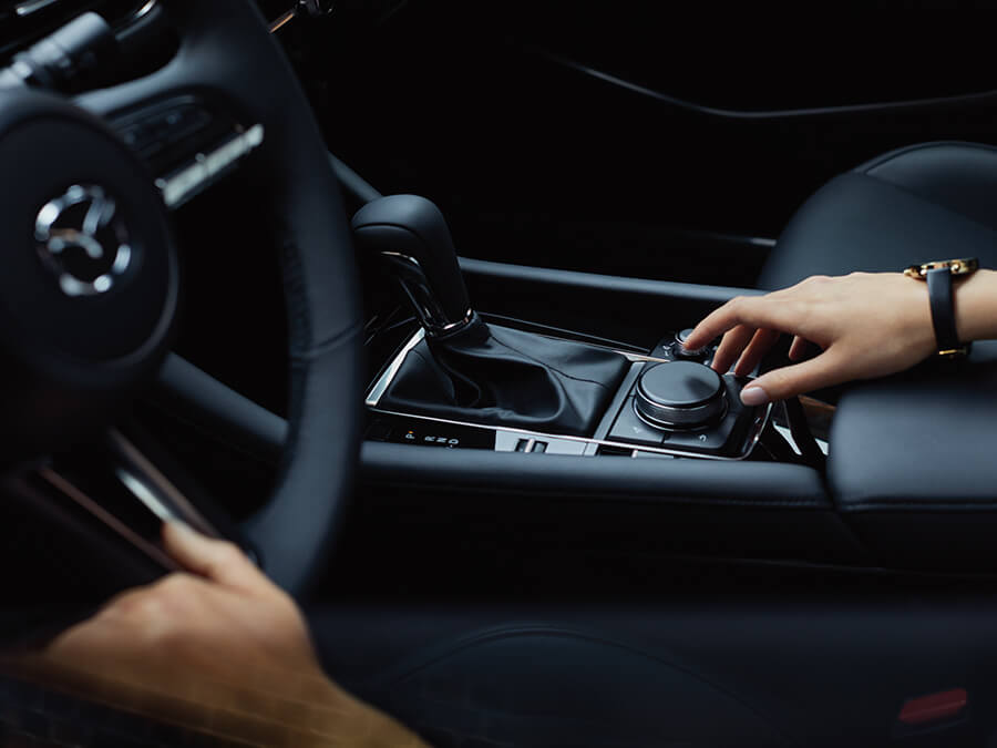 Gros plan du tableau de bord et du volant d’un véhicule Mazda.