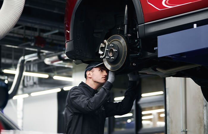 Technicien mazda fait un inspection bay.