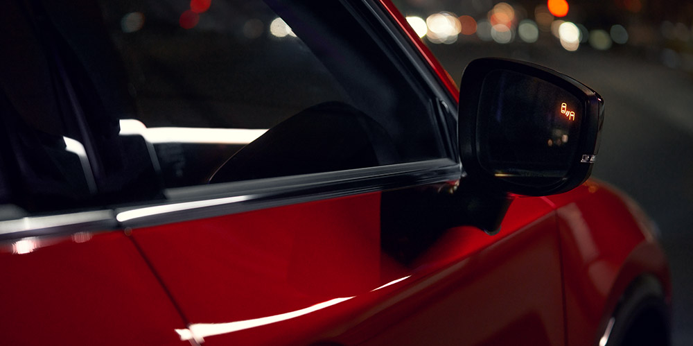 Passenger’s sideview mirror showing Blind Spot Assist. 