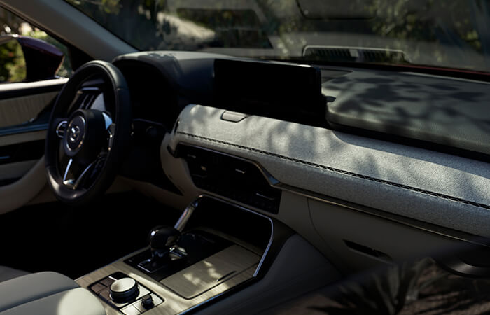 Vue du côté passager de la planche de bord et de la console à l’intérieur du CX-90.