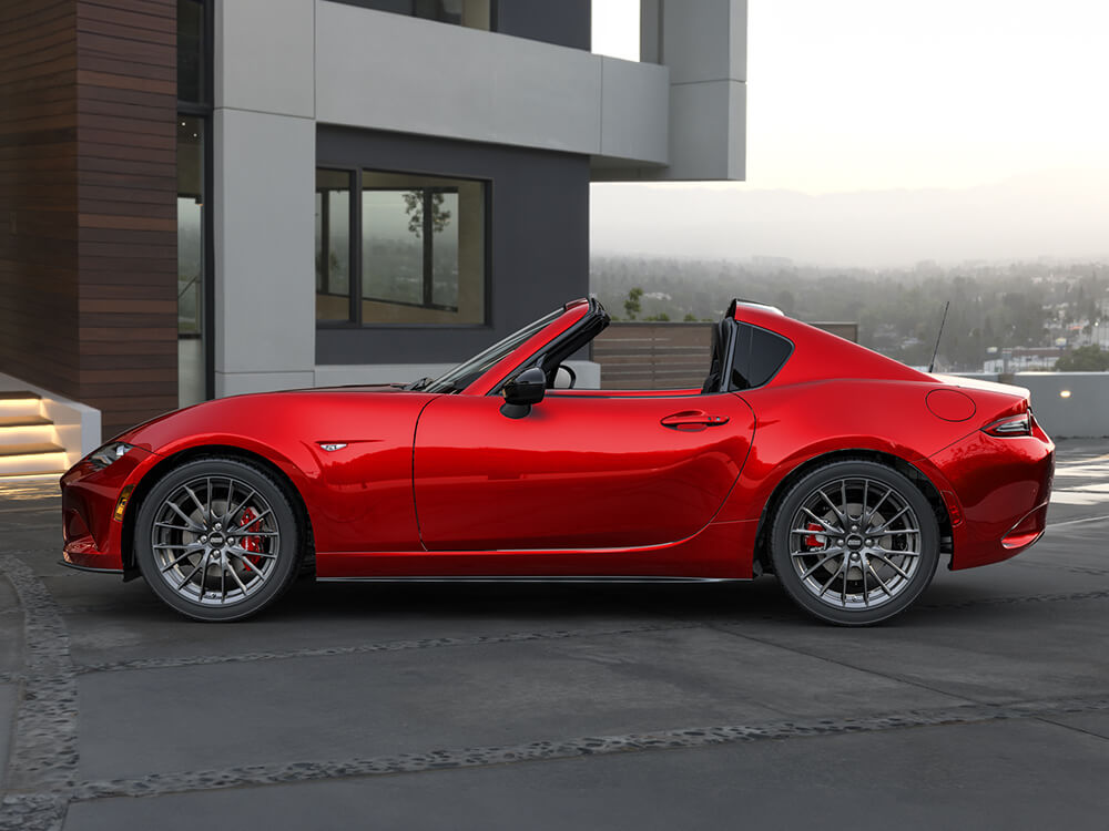 Profil d’une Mazda MX-5 ST GS-P avec Groupe sport, de couleur rouge vibrant cristal. 