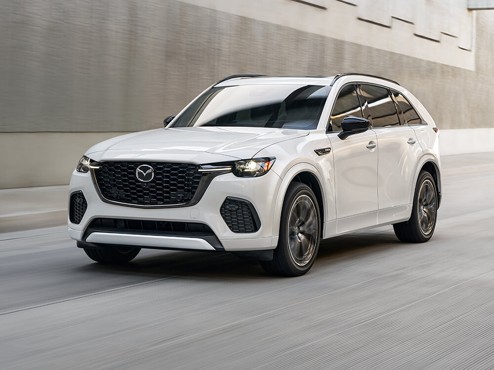 Plan d’un CX-70 blanc rhodium métallisé qui entre dans un tunnel.