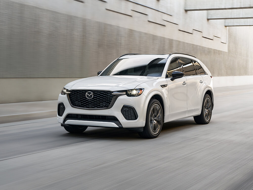 Plan d’un CX-70 blanc rhodium métallisé qui entre dans un tunnel. 