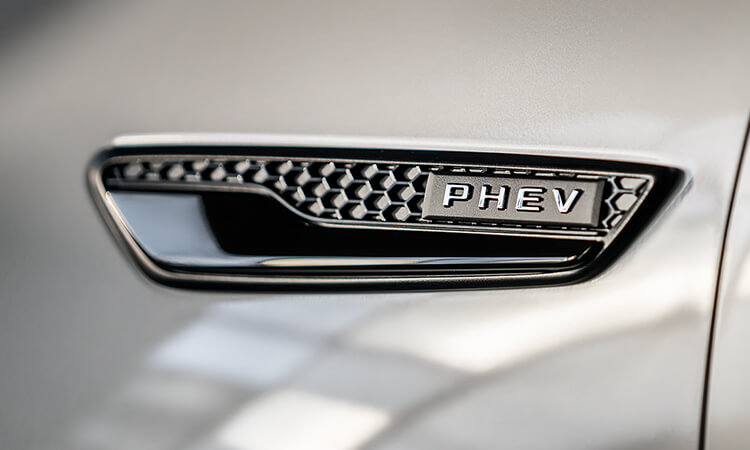 Gros plan de l’emblème PHEV.